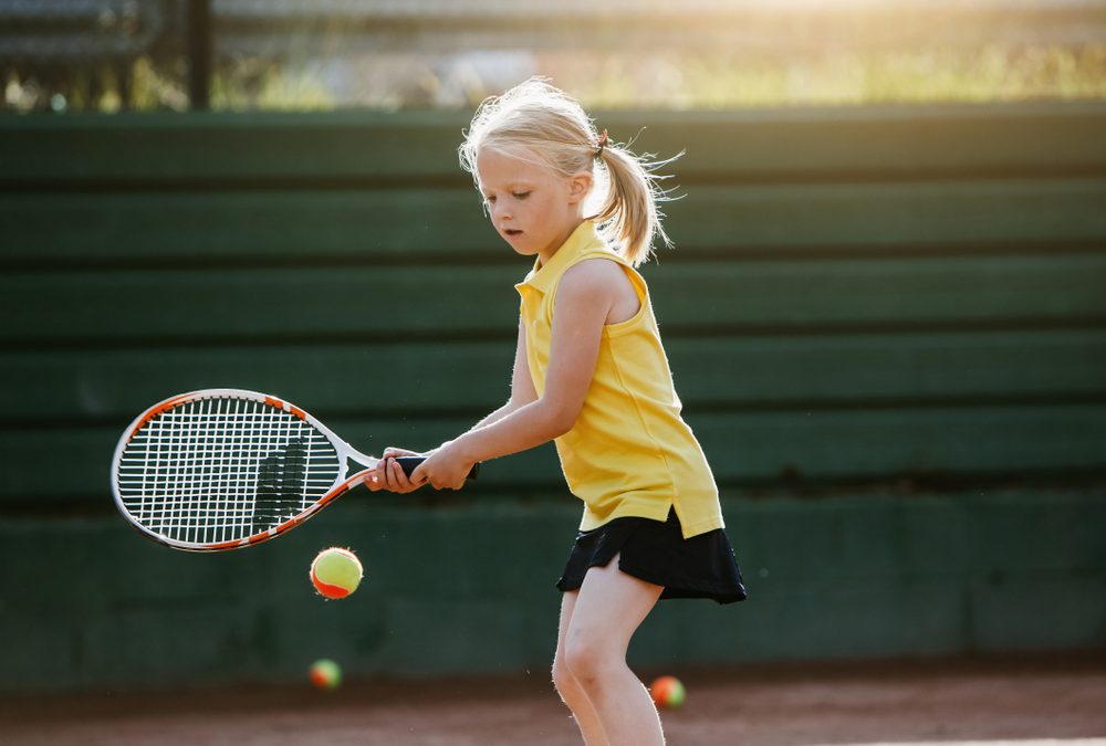 enfant fait tennis