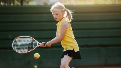 enfant fait tennis