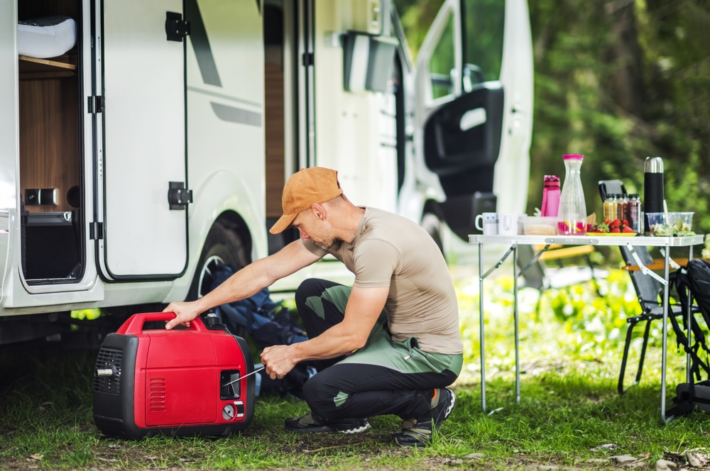 homme demarre generateur camping car