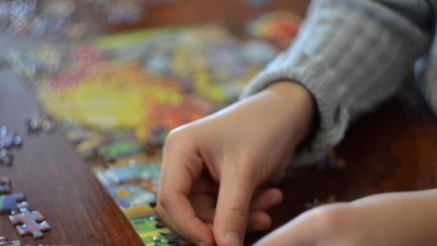 enfant avec puzzle