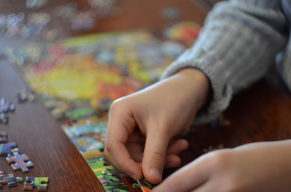 enfant avec puzzle