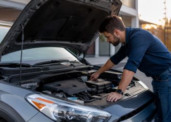 homme vérifie capot voiture